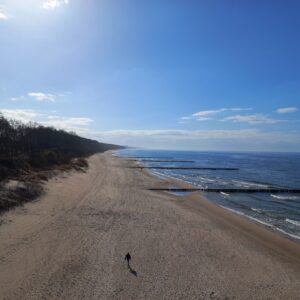 Der Strand bei Trzesacz von der Seebrücke aus fotografiert.