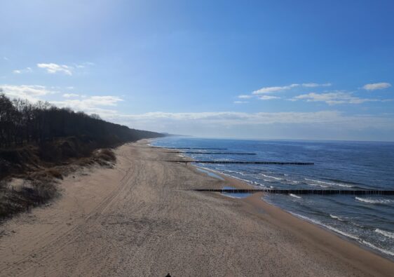 Der Strand bei Trzesacz von der Seebrücke aus fotografiert.