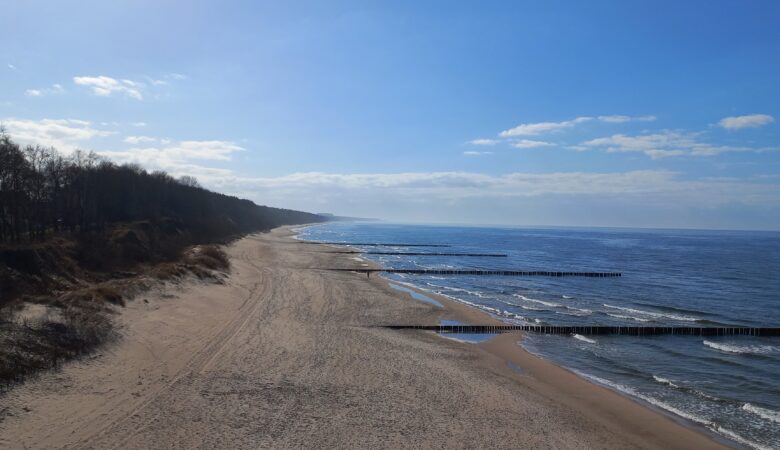 Der Strand bei Trzesacz von der Seebrücke aus fotografiert.